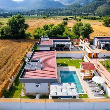 Yesil Uezuemlue De Muestakil Havuzlu Jakuzili Villa Fethiye