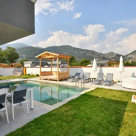 Yesil Uezuemlue De Muestakil Havuzlu Jakuzili Villa