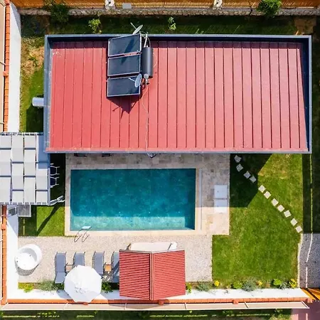 Yesil Uezuemlue De Muestakil Havuzlu Jakuzili Villa Fethiye