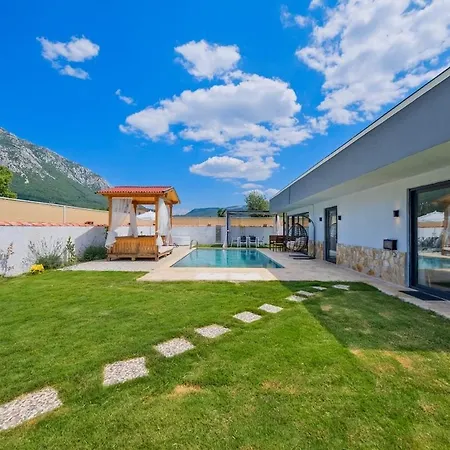 Villa Yesil Uezuemlue De Muestakil Havuzlu Jakuzili