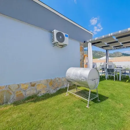 Villa Yesil Uezuemlue De Muestakil Havuzlu Jakuzili