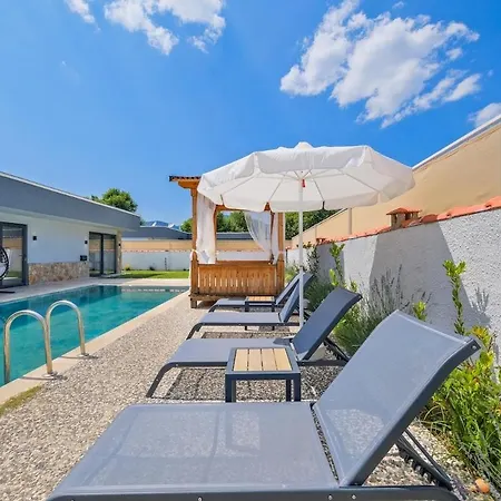 Villa Yesil Uezuemlue De Muestakil Havuzlu Jakuzili Fethiye