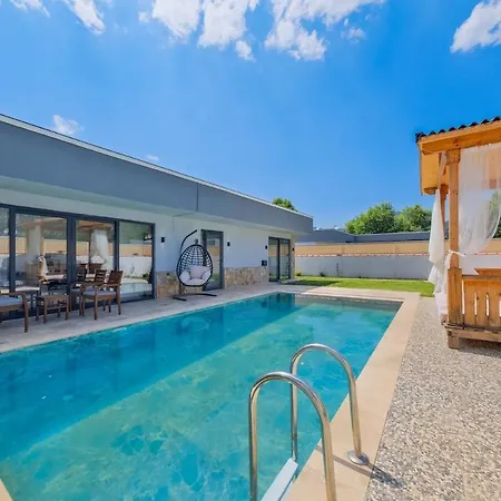 Yesil Uezuemlue De Muestakil Havuzlu Jakuzili Fethiye