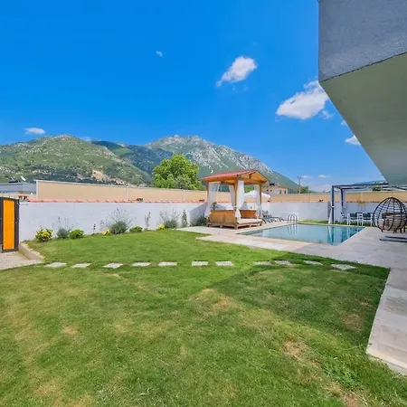 Yesil Uezuemlue De Muestakil Havuzlu Jakuzili Villa Fethiye