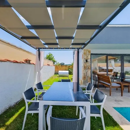Villa Yesil Uezuemlue De Muestakil Havuzlu Jakuzili *