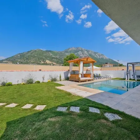 Yesil Uezuemlue De Muestakil Havuzlu Jakuzili Fethiye