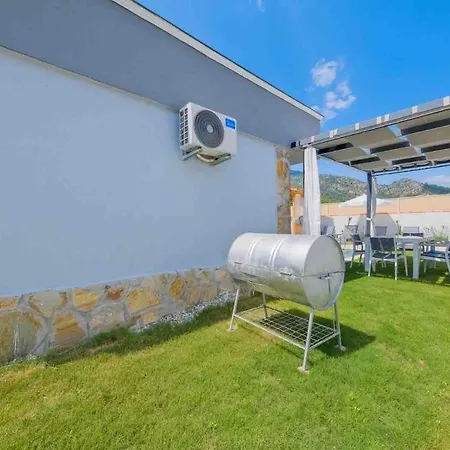 Yesil Uezuemlue De Muestakil Havuzlu Jakuzili * Fethiye
