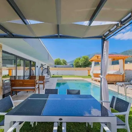 Villa Yesil Uezuemlue De Muestakil Havuzlu Jakuzili Fethiye