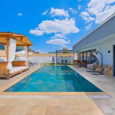 Villa Yesil Uezuemlue De Muestakil Havuzlu Jakuzili Fethiye