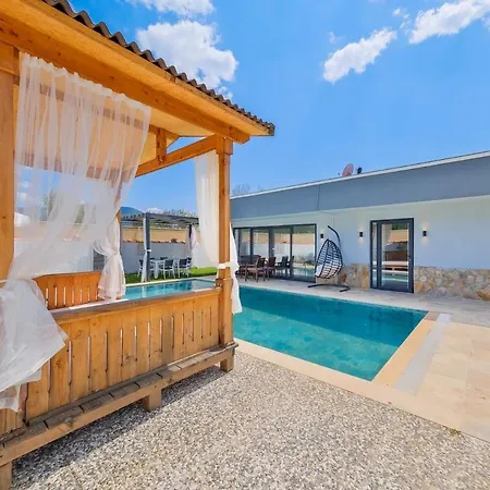 Yesil Uezuemlue De Muestakil Havuzlu Jakuzili Villa *