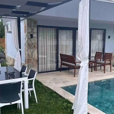 Yesil Uezuemlue De Muestakil Havuzlu Jakuzili Villa *