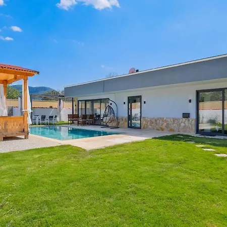 Yesil Uezuemlue De Muestakil Havuzlu Jakuzili Villa