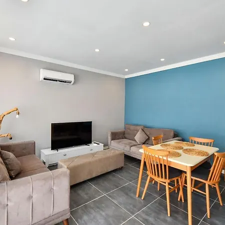 Yesil Uezuemlue De Muestakil Havuzlu Jakuzili Villa